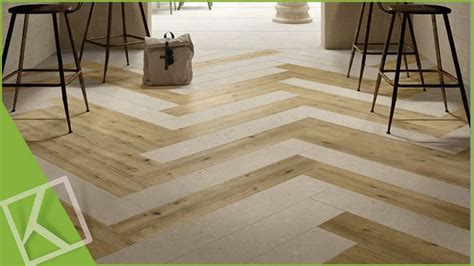 Abbinamento travi in legno e pavimento gres