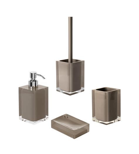 Accessori in un bagno color tortora