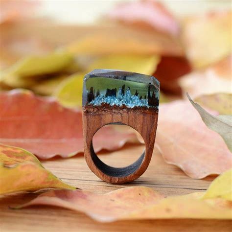 Anello in legno e resina