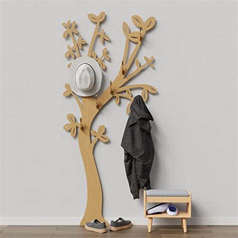 Appendiabiti ad albero realizzato con rami