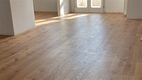 Applicazione del decerante sul parquet