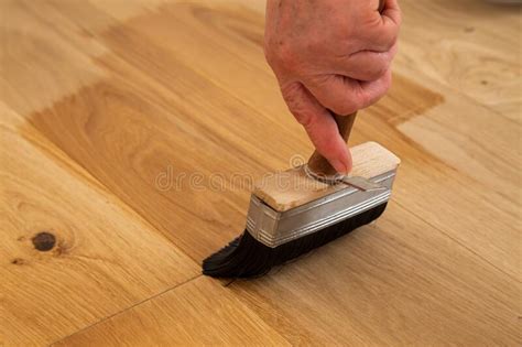 Applicazione dell'olio su parquet
