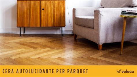 Applicazione della cera sul parquet