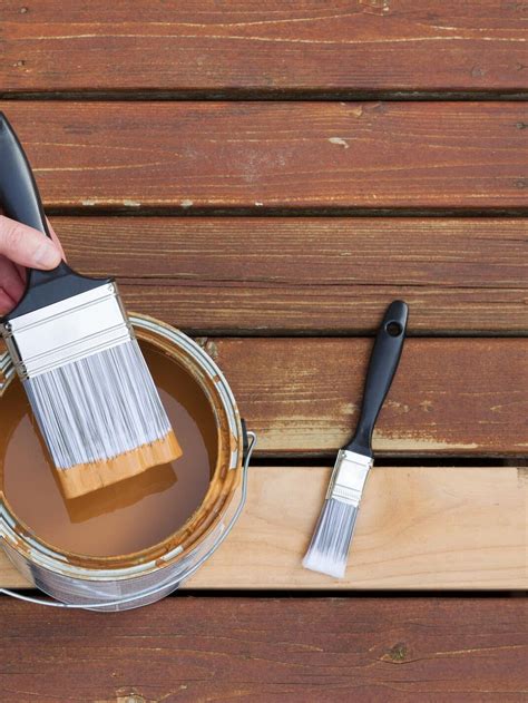 Applicazione di impregnante su legno