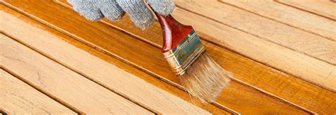 Applicazione di olio per legno su una superficie esterna
