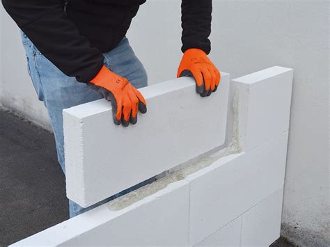 Applicazione di rasante su blocchi di Gasbeton