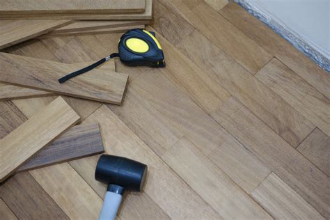 Applicazione di resina liquida per legno iroko