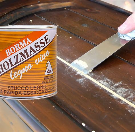 Applicazione di stucco per legno