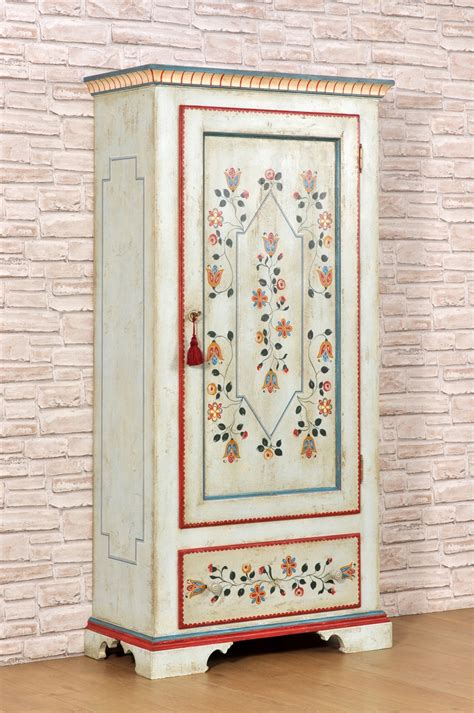 Armadio decorato con fiori