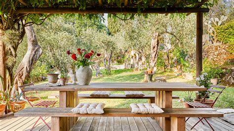 Arredamento Unopiù in un giardino mediterraneo