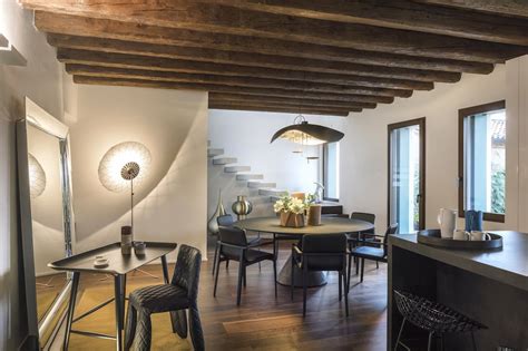 Arredamento con travi a vista in legno