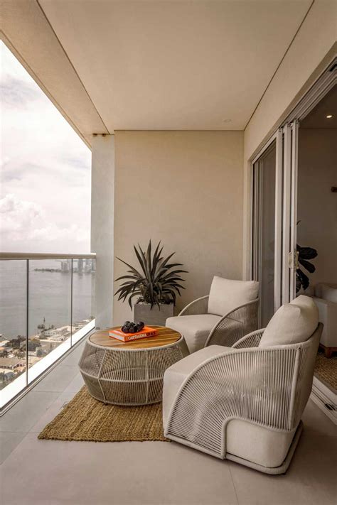 Arredi gialli in un balcone