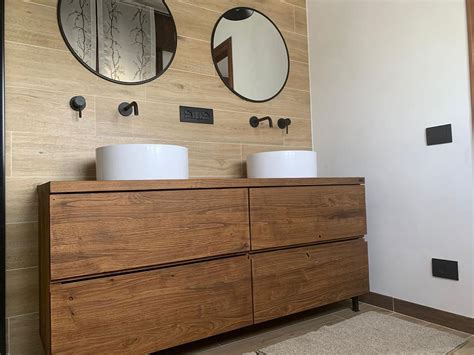 Arredo bagno con mobili in legno