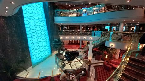 Atrio di MSC Musica con cascata