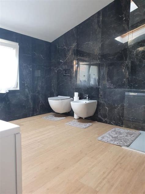 Bagno con parquet scuro e dettagli verdi