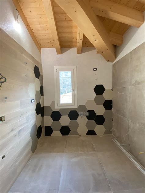 Bagno con pavimento in legno e piastrelle esagonali