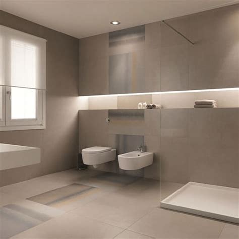 Bagno con rivestimenti color tortora