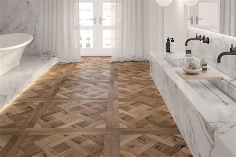 Bagno in stile barocco con marmo e parquet