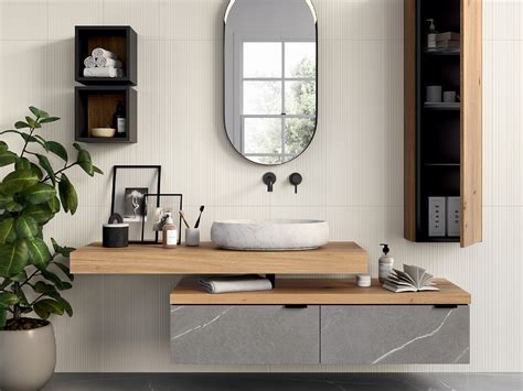 Bagno moderno con lavabo sospeso e mensola in legno
