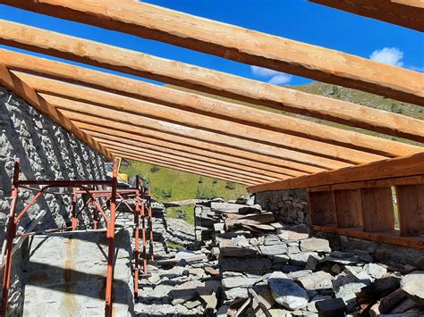 Baita con lunghe travi di legno