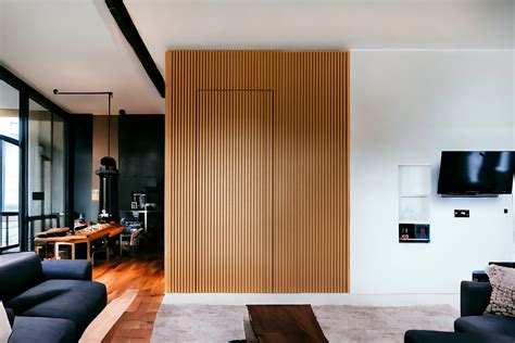 Boiserie a listelli in legno