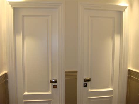 Boiserie con Vecchie Porte Bianche