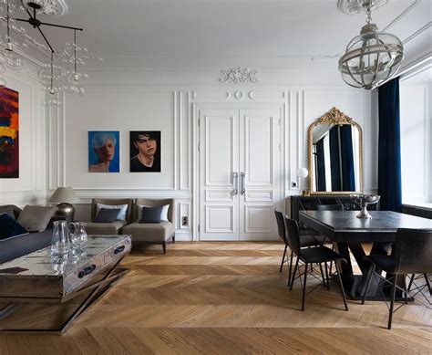 Boiserie in stile industriale in un appartamento moderno