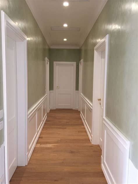 Boiserie moderna in un corridoio