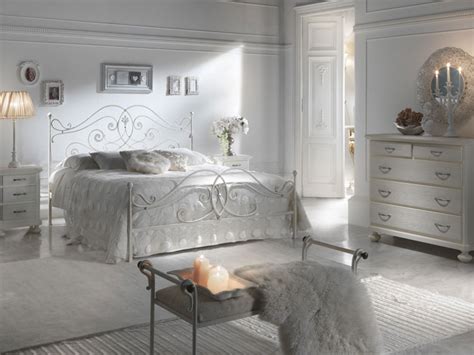 Boiserie shabby chic in camera da letto