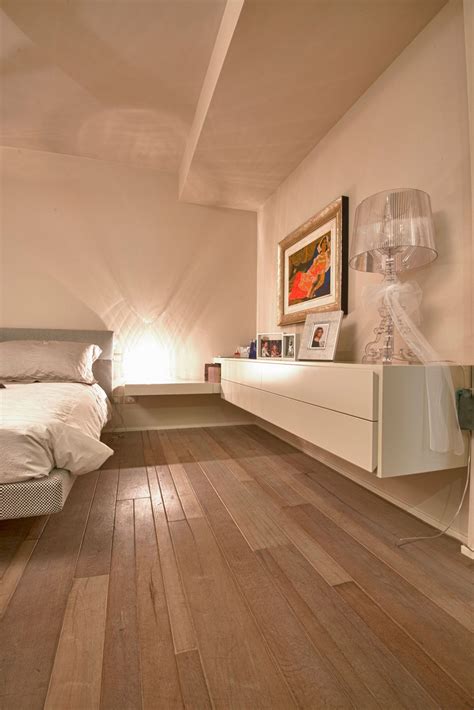 Camera da letto con parquet e illuminazione