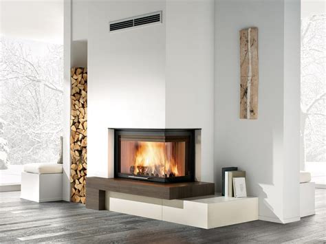 Caminetto moderno con porta legna