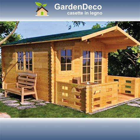 Casetta in legno in giardino