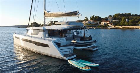 Catamarano a motore in Croazia