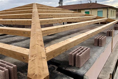 Copertura in legno lamellare per impianto sportivo