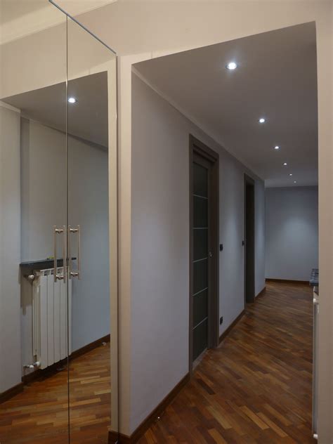 Corridoio con illuminazione a faretti