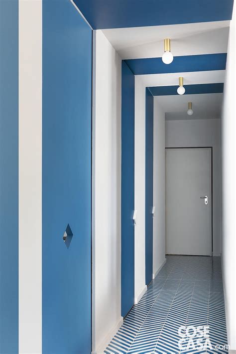 Corridoio giallo, bianco e blu