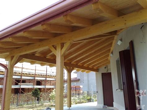 Costruzione tettoia in legno