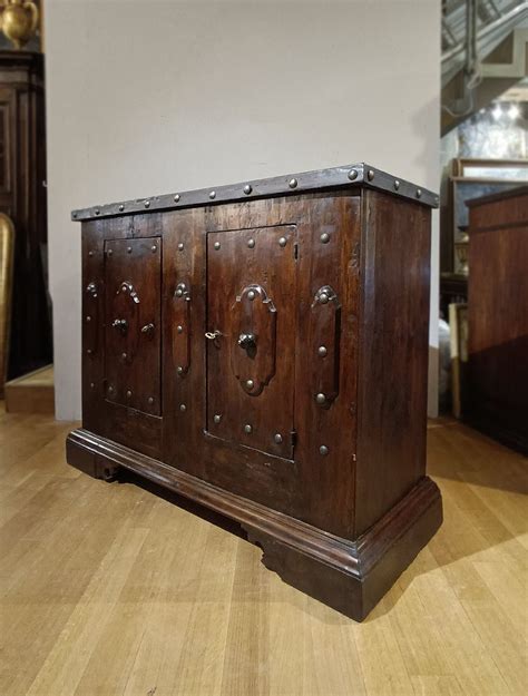 Credenza in noce massello del XVII secolo