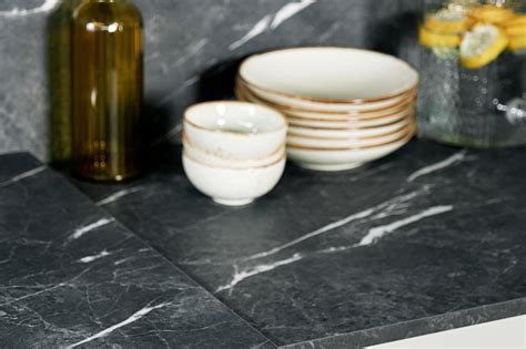 Cucina Maya con piano in laminato striato nero