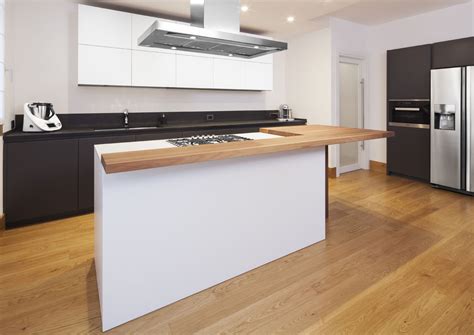 Cucina bianca e legno con isola