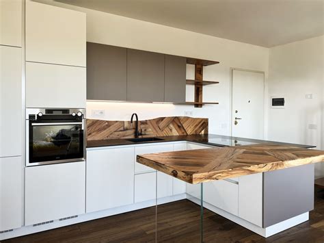 Cucina bianca e legno con penisola