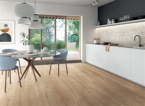 Cucina blu con pavimento effetto legno
