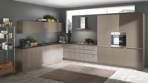 Cucina color tortora con dettagli in legno
