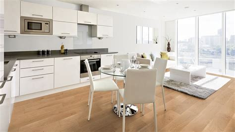 Cucina con parquet chiaro