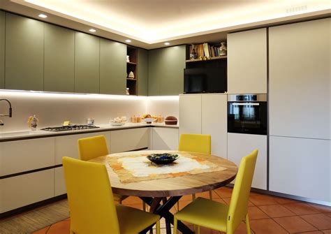 Cucina con pensili gialli e azzurri