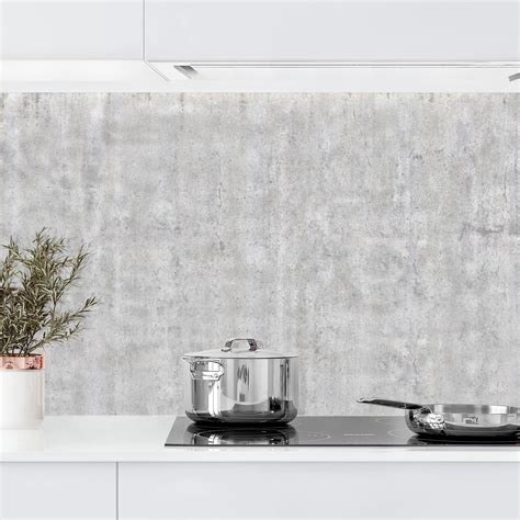 Cucina con rivestimento effetto cemento