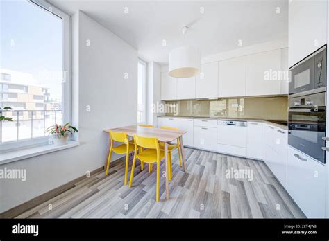 Cucina con sedie gialle