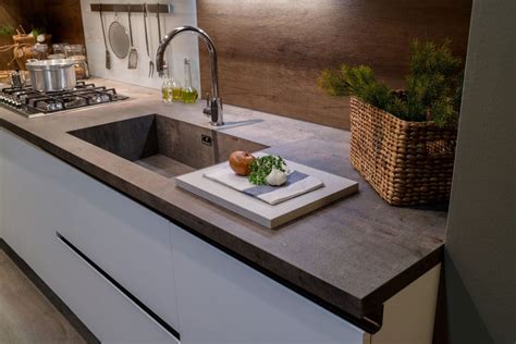 Cucina con top in laminato