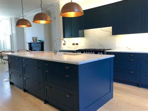 Cucina in blu e legno