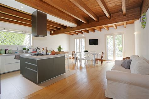 Cucina in legno lamellare